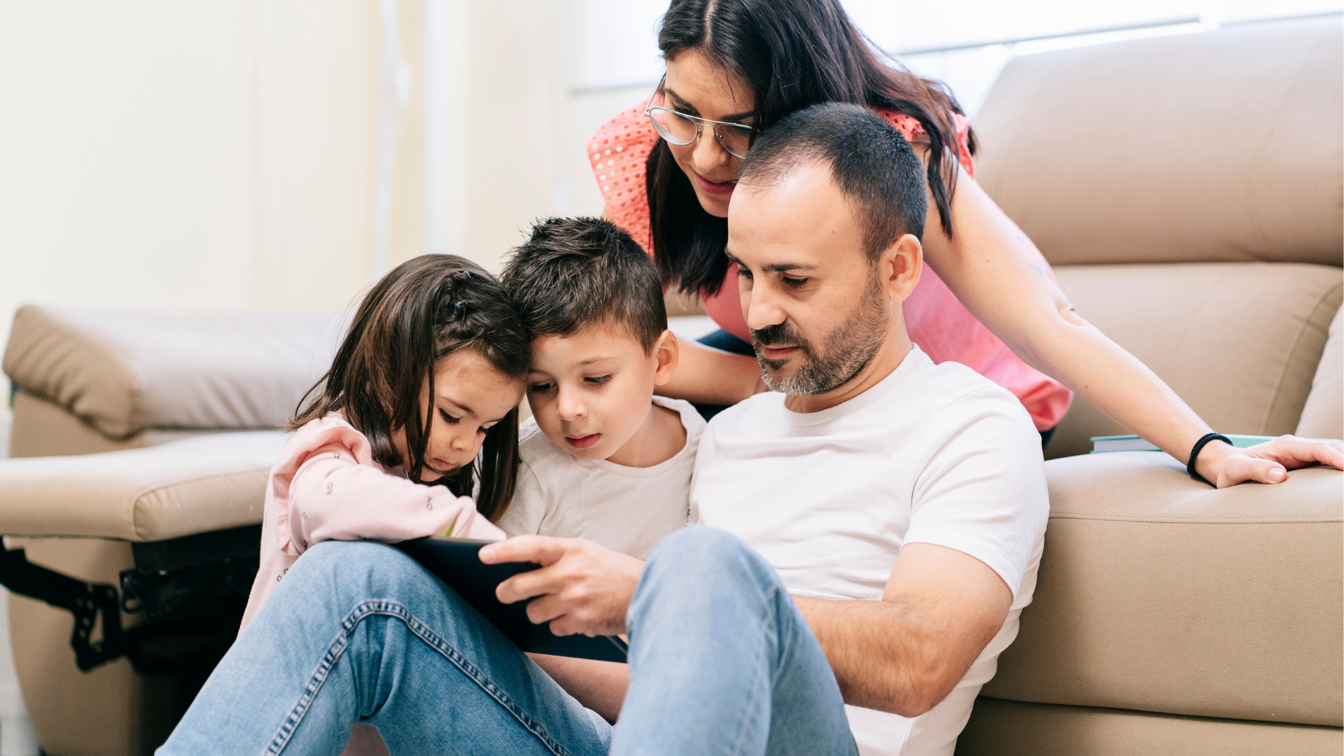 Familia usando teléfonos